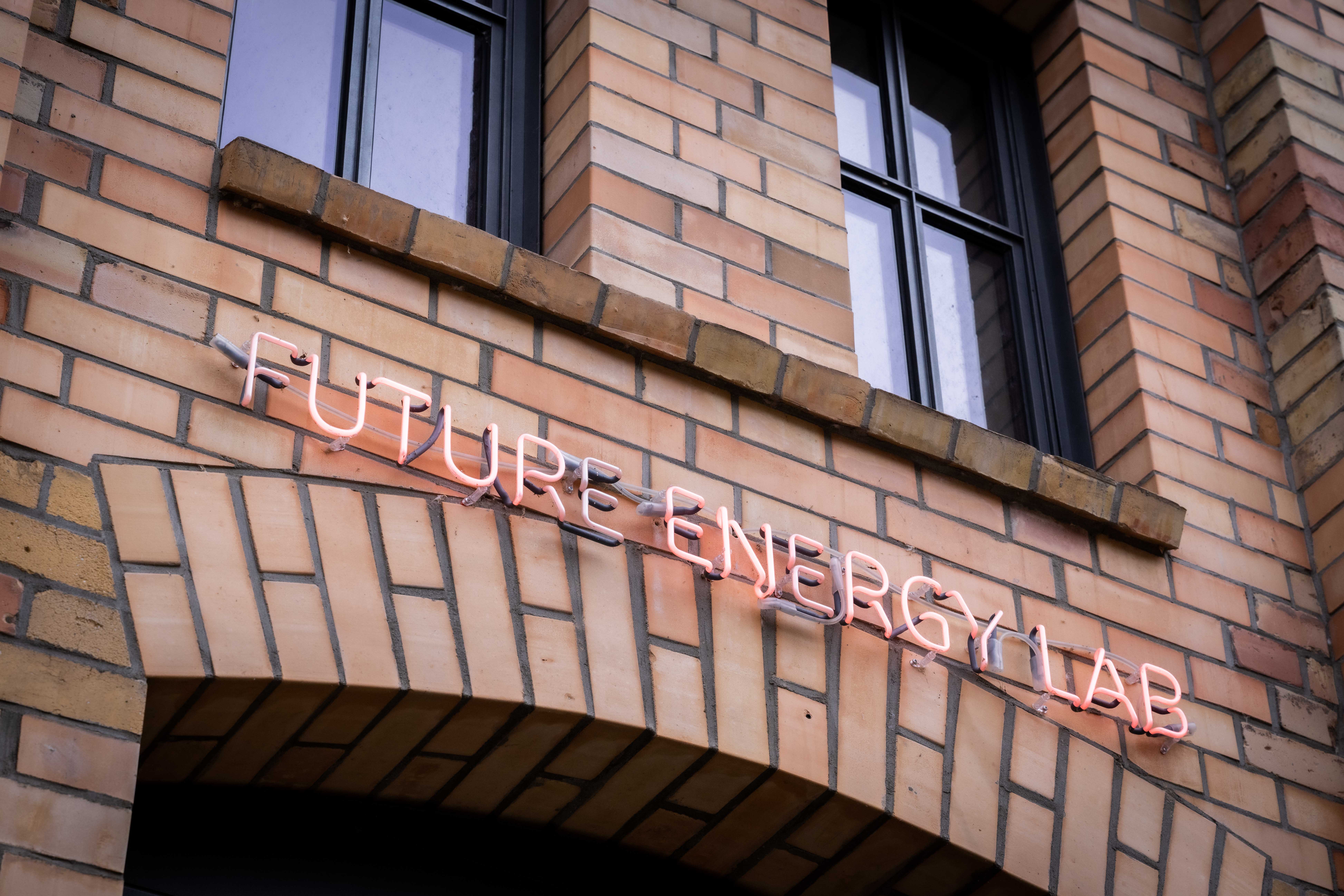 Die Leuchtschrift vom Future Energy Lab am Eingang des Bürogebäudes.