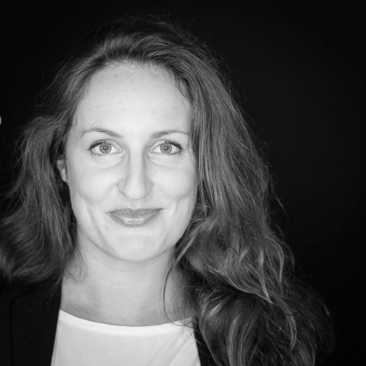 Foto von Alyssa Weskamp in schwarz weiß