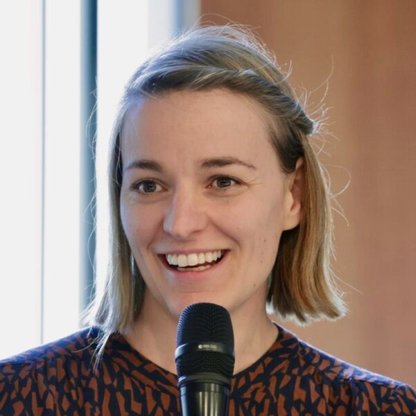 Porträtfoto von Eva Stede vor einem Mikrofon