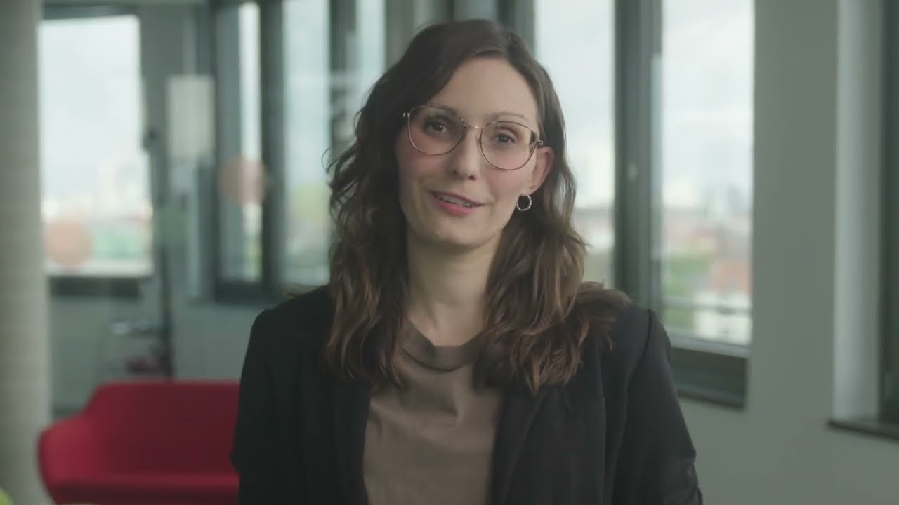 Video-Thumbnail: Mehrere Personen schauen sich Fliesen an, die zur Sichtkontrolle ausgestellt sind.