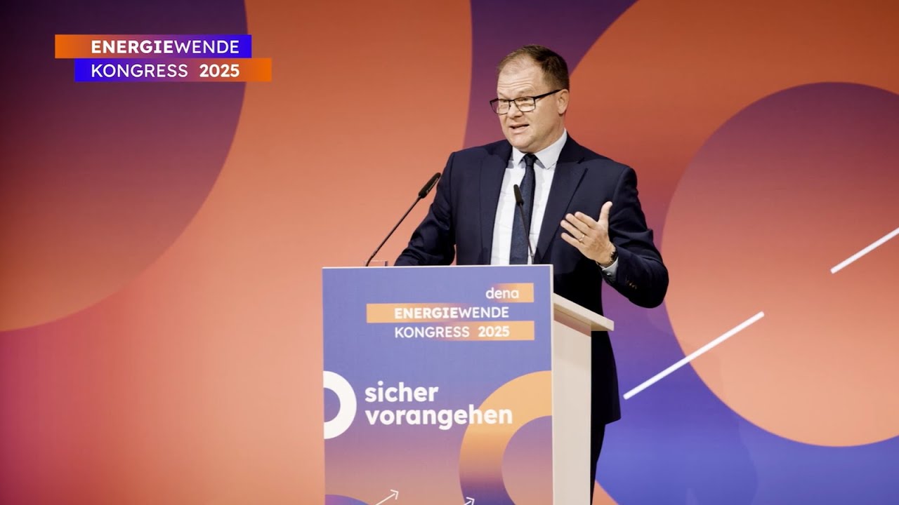 Carsten Schneider, Bundesminister für Umwelt, Klimaschutz, Naturschutz und nukleare Sicherheit,  in dunklem Anzug und Krawatte steht hinter einem Rednerpult mit dem Schriftzug 'sicher vorangehen' beim dena Energiewende-Kongress 2025